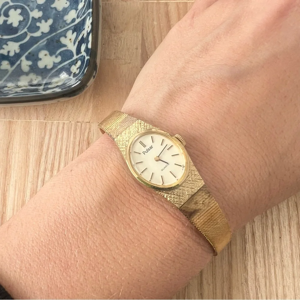 Vintage pulsar ladies oval gold tone bracelet dress watch NEW BATTERY